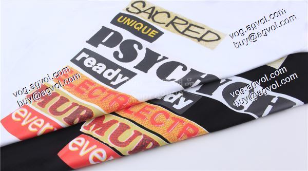 SUPREMEコピー 2020秋冬新作 Supreme 20SS Sacred Unique L/S Teeの後ろにあるイニシャルの長袖ロゴTシャツ シュプリームコピー