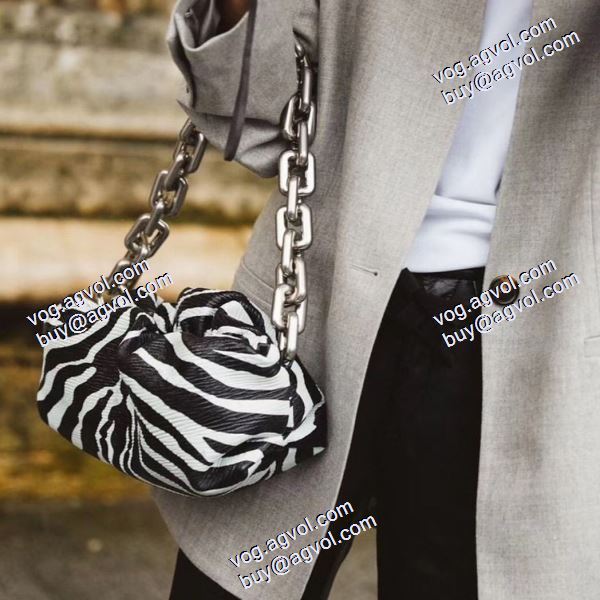 BOTTEGA VENETA コピー 2色可選 Bottega Veneta The Chain Pouch レディースバッグ 数に限りがある ボッテガ ブランドコピー 雲包ポーチ
