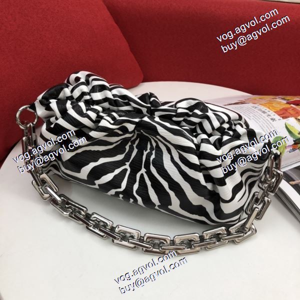 BOTTEGA VENETA コピー 2色可選 Bottega Veneta The Chain Pouch レディースバッグ 数に限りがある ボッテガ ブランドコピー 雲包ポーチ