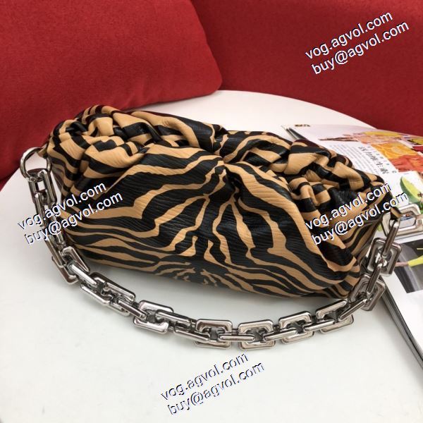 BOTTEGA VENETA コピー 2色可選 Bottega Veneta The Chain Pouch レディースバッグ 数に限りがある ボッテガ ブランドコピー 雲包ポーチ