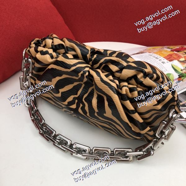 BOTTEGA VENETA コピー 2色可選 Bottega Veneta The Chain Pouch レディースバッグ 数に限りがある ボッテガ ブランドコピー 雲包ポーチ