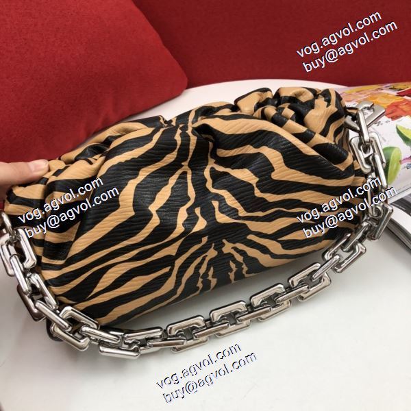 BOTTEGA VENETA コピー 2色可選 Bottega Veneta The Chain Pouch レディースバッグ 数に限りがある ボッテガ ブランドコピー 雲包ポーチ