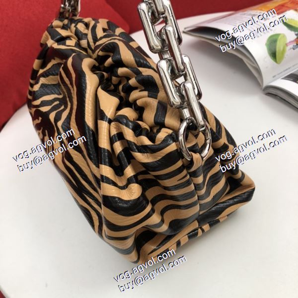 BOTTEGA VENETA コピー 2色可選 Bottega Veneta The Chain Pouch レディースバッグ 数に限りがある ボッテガ ブランドコピー 雲包ポーチ