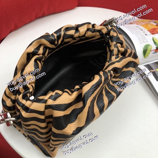 BOTTEGA VENETA コピー 2色可選 Bottega Veneta The Chain Pouch レディースバッグ 数に限りがある ボッテガ ブランドコピー 雲包ポーチ