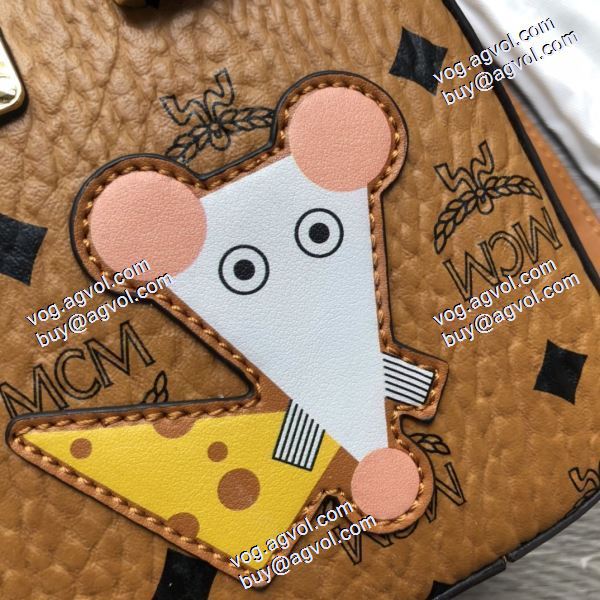 ハンドバッグ 高級感を引き立てる デザイン性の高い MCMコピー 2020AW レディースバッグ エムシーエム偽物ブランド 6272 Essential Visetos 半月形トートバッグ