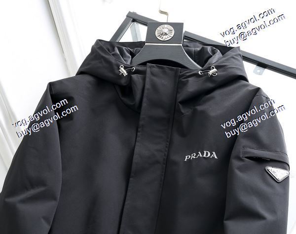 適度な厚み 2020秋冬新作プラダコピー2色可選 PRADAコピー絶大な人気を誇る ブルゾン 