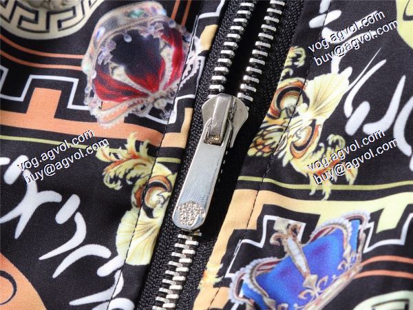 VERSACE コピー 2020秋冬新作 秋の定番売れ筋のいい ブルゾン ヴェルサーチコピー 