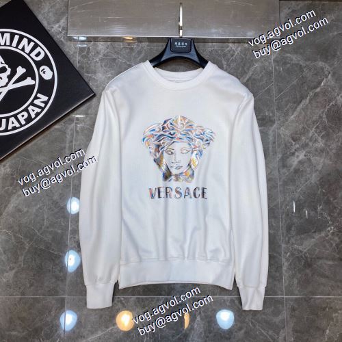   プルオーバーパーカー 大好評♪  高評価の人気品 2色可選 VERSACE コピー2020AW ヴェルサーチ コピー 偽物 通販激安