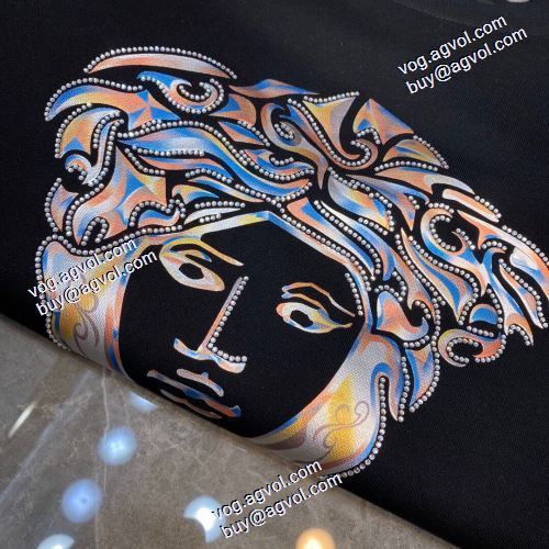  プルオーバーパーカー 大好評♪  高評価の人気品 2色可選 VERSACE コピー2020AW ヴェルサーチ コピー 偽物 通販激安