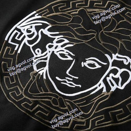  おすすめ 2020AW ヴェルサーチ コピー 偽物 通販激安  プルオーバーパーカー 存在感のある VERSACE コピー