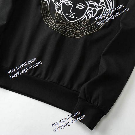  おすすめ 2020AW ヴェルサーチ コピー 偽物 通販激安  プルオーバーパーカー 存在感のある VERSACE コピー 