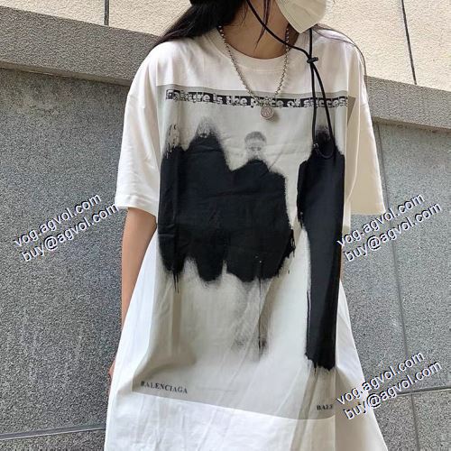 今からの季節にピッタリ！バレンシアガ BALENCIAGA 半袖Tシャツ 2021春夏 BALENCIAGAブランド コピー 活用できるアイテム
