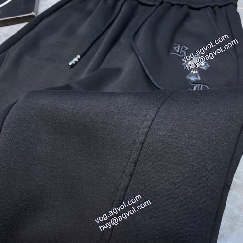 コーデ 知的なムードを演出 クロムハーツコピーブランド 2021秋冬 クロムハーツ CHROME HEARTS チノパン ストレッチが効いた