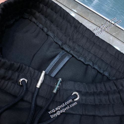 コーデ 知的なムードを演出 クロムハーツコピーブランド 2021秋冬 クロムハーツ CHROME HEARTS チノパン ストレッチが効いた