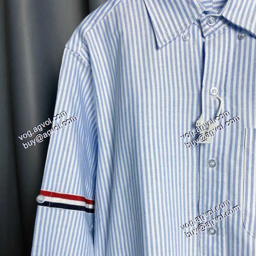長袖シャツ 今買い◎得 2021春夏 トムブラウン THOM BROWNEブランド コピー 抜群な楽チン感ある大定番  ライトブルー オックスフォード ユニバーシティストライプ RWB アームバンドシャツ