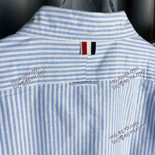 長袖シャツ 今買い◎得 2021春夏 トムブラウン THOM BROWNEブランド コピー 抜群な楽チン感ある大定番  ライトブルー オックスフォード ユニバーシティストライプ RWB アームバンドシャツ