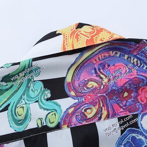 抜群の雰囲気が作れる! 2021春夏 ヴェルサーチVERSACE 半袖シャツ VERSACEコピー ブランド 機能性も備えたアイテム