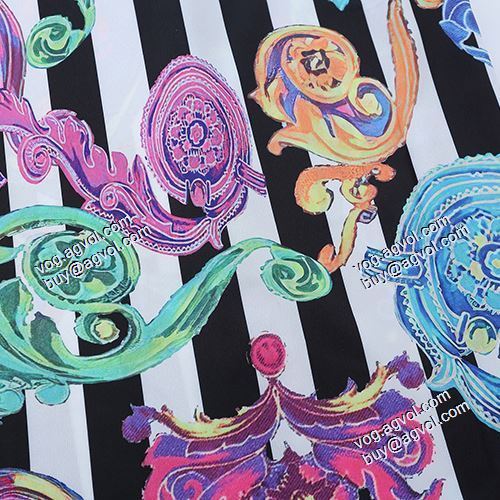 抜群の雰囲気が作れる! 2021春夏 ヴェルサーチVERSACE 半袖シャツ VERSACEコピー ブランド 機能性も備えたアイテム