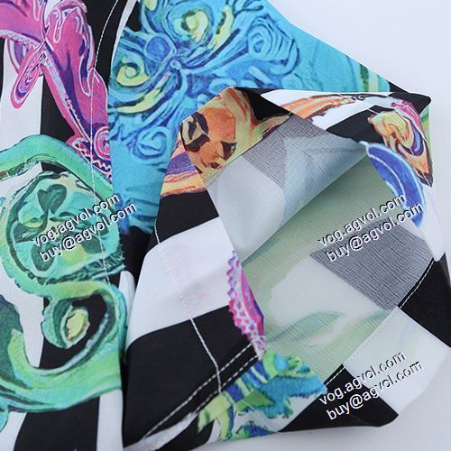 抜群の雰囲気が作れる! 2021春夏 ヴェルサーチVERSACE 半袖シャツ VERSACEコピー ブランド 機能性も備えたアイテム