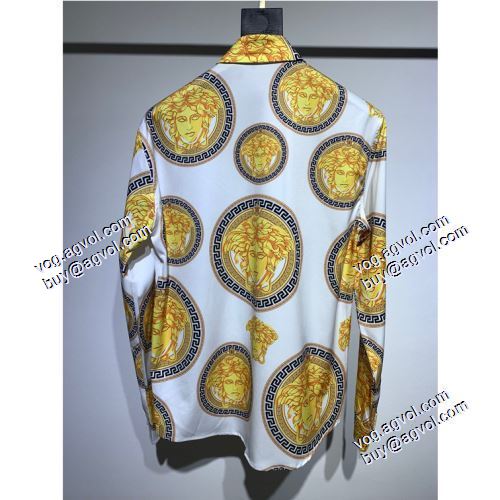値下げ！ ヴェルサーチVERSACE 2021春夏 長袖シャツ VERSACEスーパーコピー 格安！ 肩特有のゆったりとしたデザインで、肩が約を受けずに街の雰囲気を漂わせます。