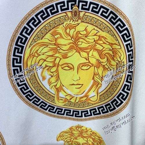 値下げ！ ヴェルサーチVERSACE 2021春夏 長袖シャツ VERSACEスーパーコピー 格安！ 肩特有のゆったりとしたデザインで、肩が約を受けずに街の雰囲気を漂わせます。