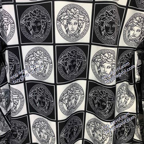 人気 ランキング ヴェルサーチVERSACE 2021春夏 長袖シャツ ヴェルサーチコピー 個性的でファッション的なプリントデザインで 細工が行き届いています
