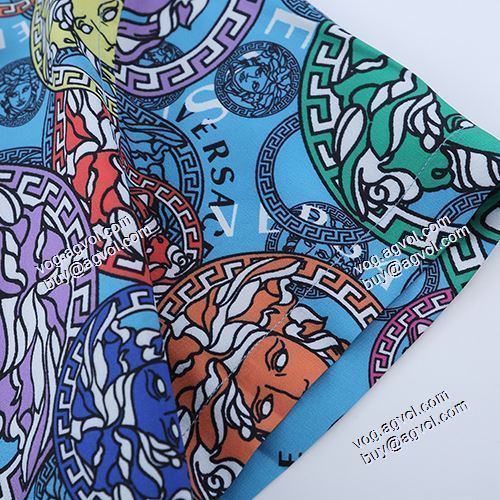 2021春夏 ヴェルサーチVERSACE 半袖シャツ ヴェルサーチブランドスーパーコピー 古典的な工芸は図案を作って、美しくてファッション的です