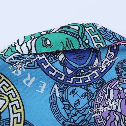 2021春夏 ヴェルサーチVERSACE 半袖シャツ ヴェルサーチブランドスーパーコピー 古典的な工芸は図案を作って、美しくてファッション的です
