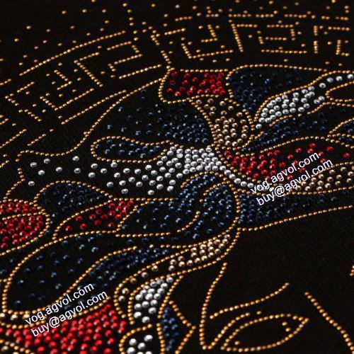 スタイリッシュな印象 長袖Tシャツ 2色可選 ヴェルサーチスーパーコピー 2021秋冬 ヴェルサーチVERSACE 上品な輝きを放つ形