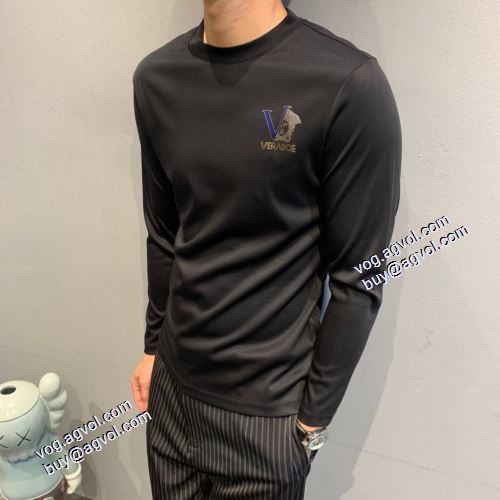 落ち着いた感覚 2021秋冬 ヴェルサーチVERSACE ヴェルサーチブランドスーパーコピー 長袖Tシャツ 2色可選 暖かみのある肌触り