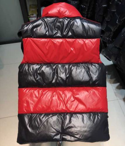 カジュアルに着こなせるデザイン 上品な色合い 早くも完売している 2021秋冬 モンクレール MONCLER ベスト ダウンジャケット モンクレールコピー  