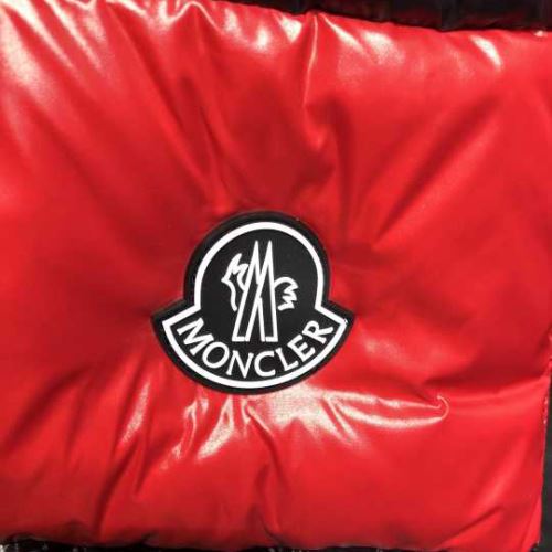 カジュアルに着こなせるデザイン 上品な色合い 早くも完売している 2021秋冬 モンクレール MONCLER ベスト ダウンジャケット モンクレールコピー  