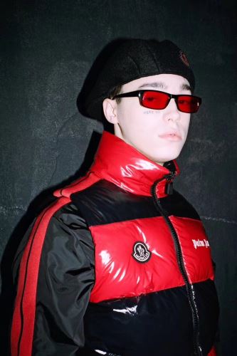 カジュアルに着こなせるデザイン 上品な色合い 早くも完売している 2021秋冬 モンクレール MONCLER ベスト ダウンジャケット モンクレールコピー  