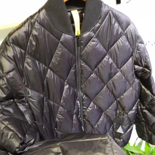 ショートパンツ 確定となる上品 2021秋冬 モンクレール MONCLER 2色可選 ダウンジャケット モンクレールブランドコピー 自信有りの一着 保温効果は抜群 