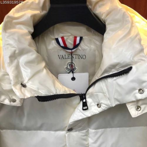 個性的なデザ ダウンジャケット モンクレールブランドコピー 2021秋冬 モンクレール MONCLER 寒い季節にピッタリの一枚 フードづき 