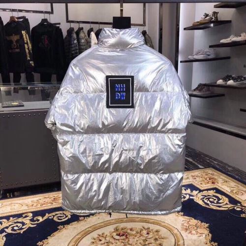 上品な輝きを放つ形 2021秋冬 モンクレール MONCLER ダウンジャケット モンクレールブランド 偽物 通販 寒さに打ち勝つ 何にでも合わせ易く格好良く決まる 