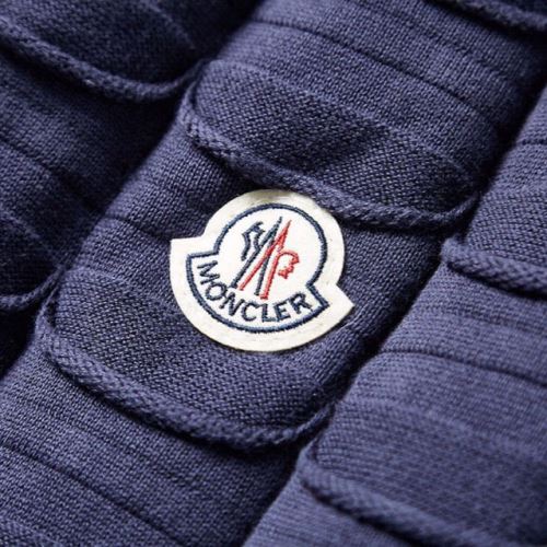 2021秋冬 快適な着心地をキープ モンクレールコピー モンクレール MONCLER 海外限定ライン ダウンジャケット スタイリッシュなデザイン