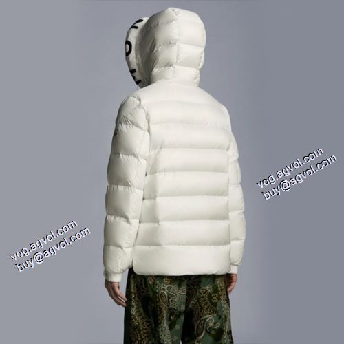 モンクレールブランド コピー 高級感漂わせる 2021秋冬 モンクレール MONCLER 高レベルの保温性 ライトダウンジャケット