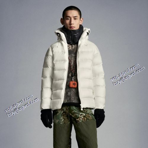 モンクレールブランド コピー 高級感漂わせる 2021秋冬 モンクレール MONCLER 高レベルの保温性 ライトダウンジャケット