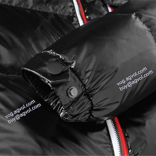 コーデ 知的なムードを演出 モンクレール偽物ブランド 2021秋冬 モンクレール MONCLER ダウンプレミアムダウンジャケット ふわふわな感触