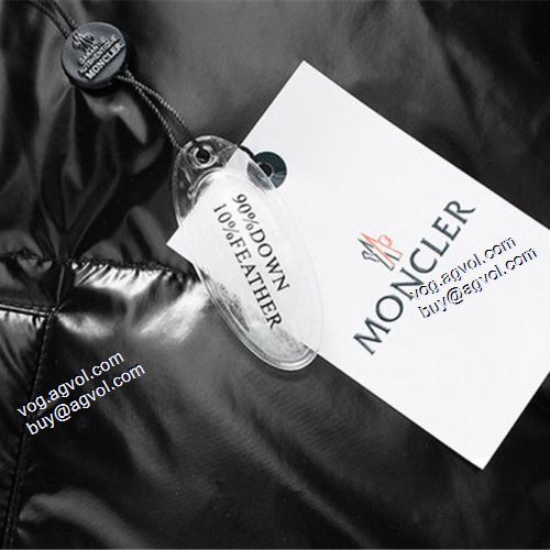 コーデ 知的なムードを演出 モンクレール偽物ブランド 2021秋冬 モンクレール MONCLER ダウンプレミアムダウンジャケット ふわふわな感触