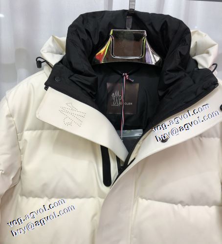 極上の着心地 2021秋冬 モンクレールブランドコピー ダウンジャケット モンクレール MONCLER 防風性に優れ 優しくボーディを包んでくれる 2色可選