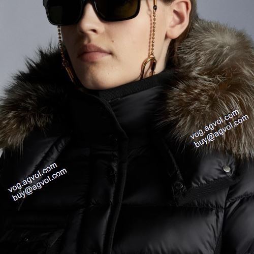 2021秋冬 優しくボーディを包んでくれる モンクレール MONCLER スタイリッシュな印象 ダウンプレミアムダウンジャケット