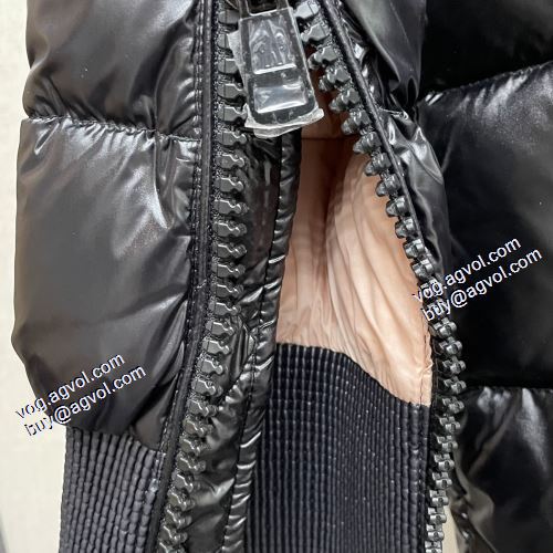 2021秋冬 数に限りがある モンクレール MONCLER 防寒具としての機能もバッチリ ダウンプレミアムダウンジャケット