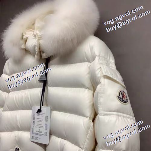 人気ブランド モンクレールブランドコピー ダウンプレミアムダウンジャケット モンクレール MONCLER 2022新作 コーデに合わせ 高級感を引き立てる