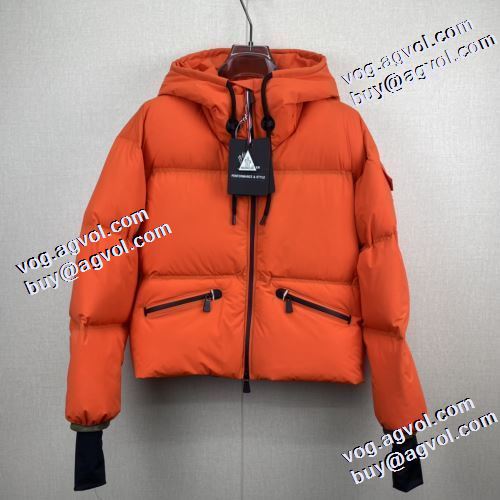 モンクレールコピー 防寒具としての機能もバッチリ カジュアルに着こなせるデザイン モンクレール MONCLER 2022新作 極上の着心地 ダウンジャケット