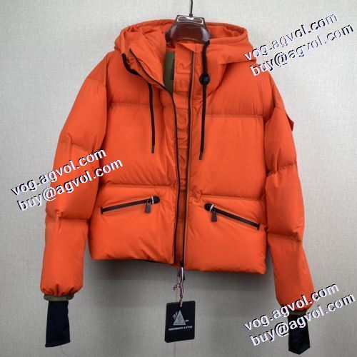 モンクレールコピー 防寒具としての機能もバッチリ カジュアルに着こなせるデザイン モンクレール MONCLER 2022新作 極上の着心地 ダウンジャケット