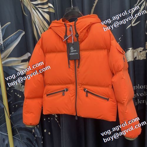 モンクレールコピー 防寒具としての機能もバッチリ カジュアルに着こなせるデザイン モンクレール MONCLER 2022新作 極上の着心地 ダウンジャケット