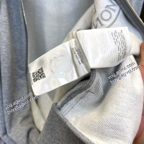 モンクレールブランド コピー 当店ランキング1位常連 2021秋冬 モンクレール MONCLER ジャージセット こだわりのコート ハリのある