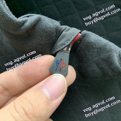 活用できるアイテム 2022新作 モンクレール MONCLER しっかり暖かな感じ プルオーバーパーカー モンクレールコピーブランド 2色可選